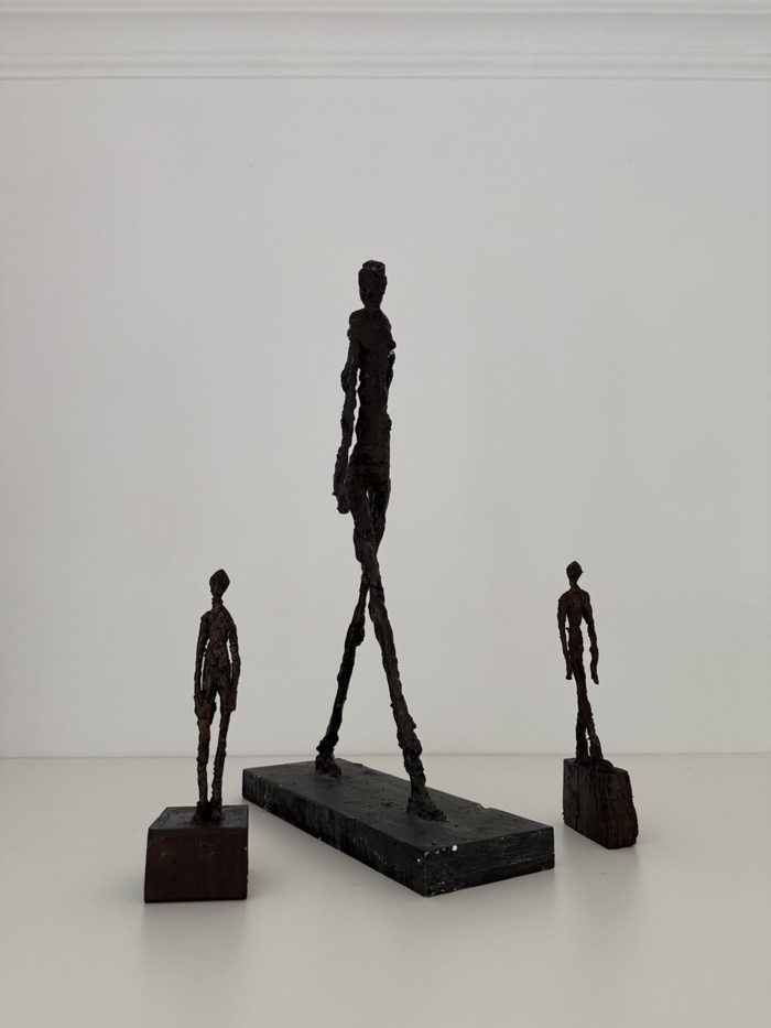 Drei filigrane Giacometti-Figuren aus Draht und Gips