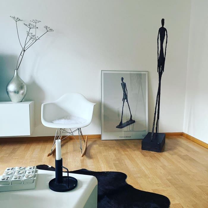 Lebensgroße Giacometti-Figur im Wohnzimmer
