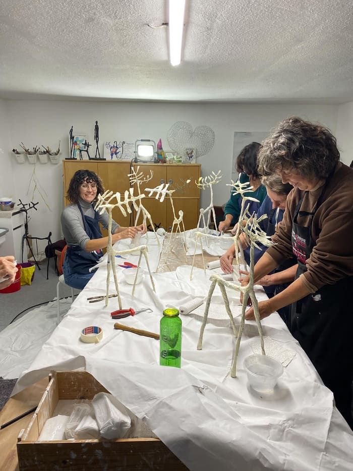 Workshop-Teilnehmende gestalten Rentierfiguren zur Weihnachtszeit