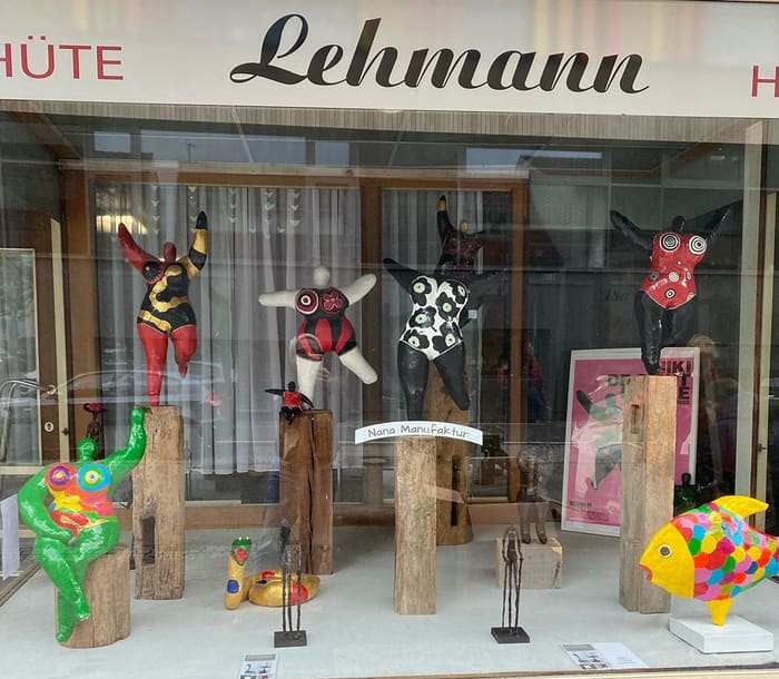 Bunte Nanas als Schaufensterdekoration