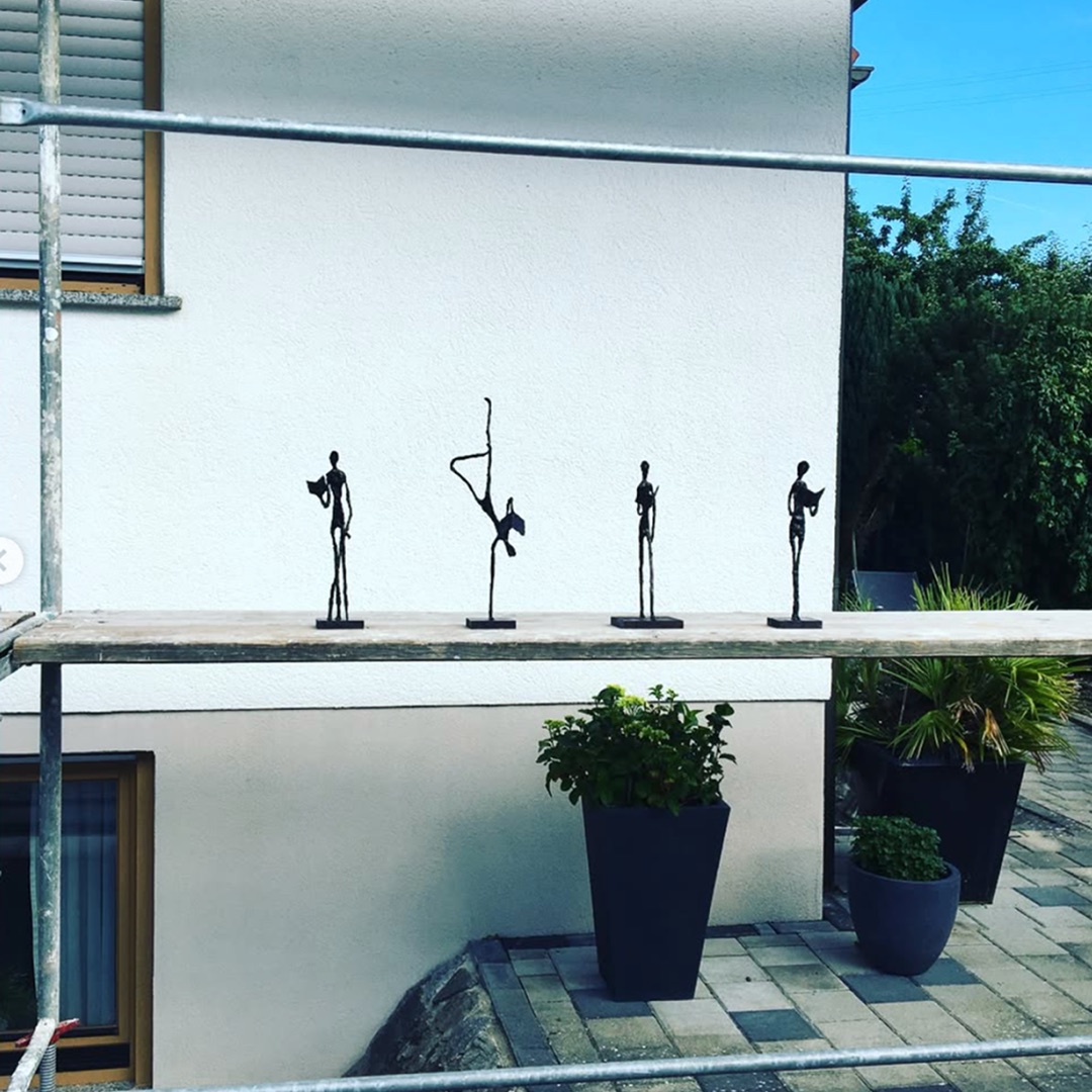 Filigrane Giacometti-Figur auf Sockel