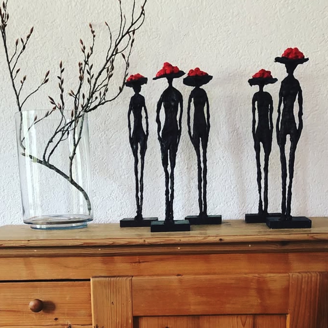 Filigrane Giacometti-Figur in Schwarzwälder Tracht
