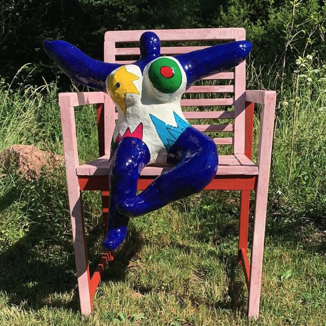 Nana-Figur in Blautönen bemalt