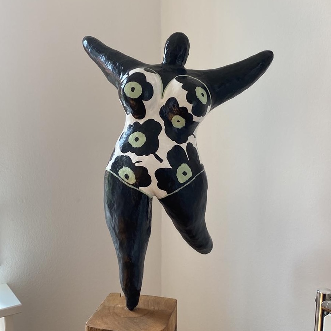 Nana-Figur mit Mint-Blumenmuster