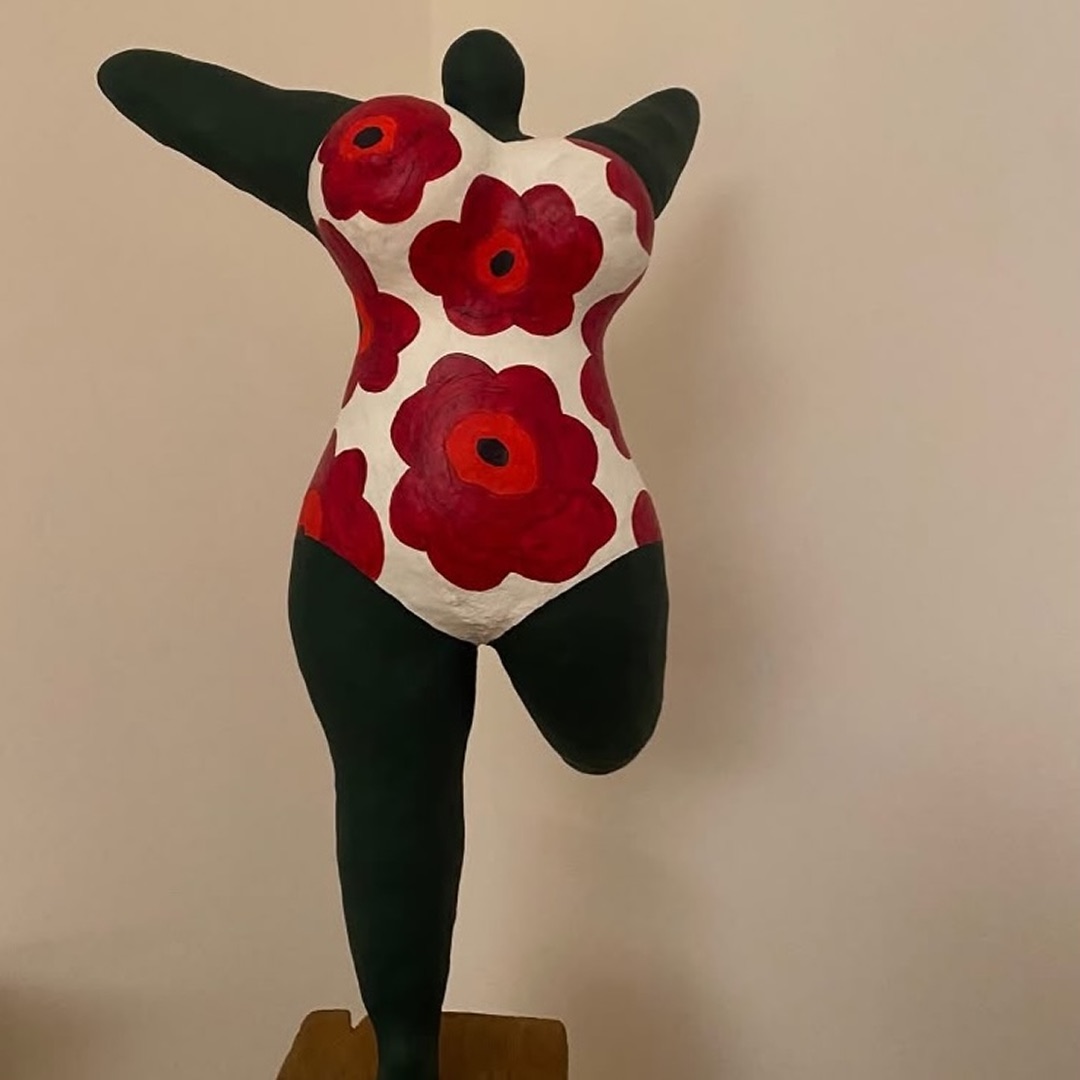 Nana-Figur mit buntem Blumenmuster