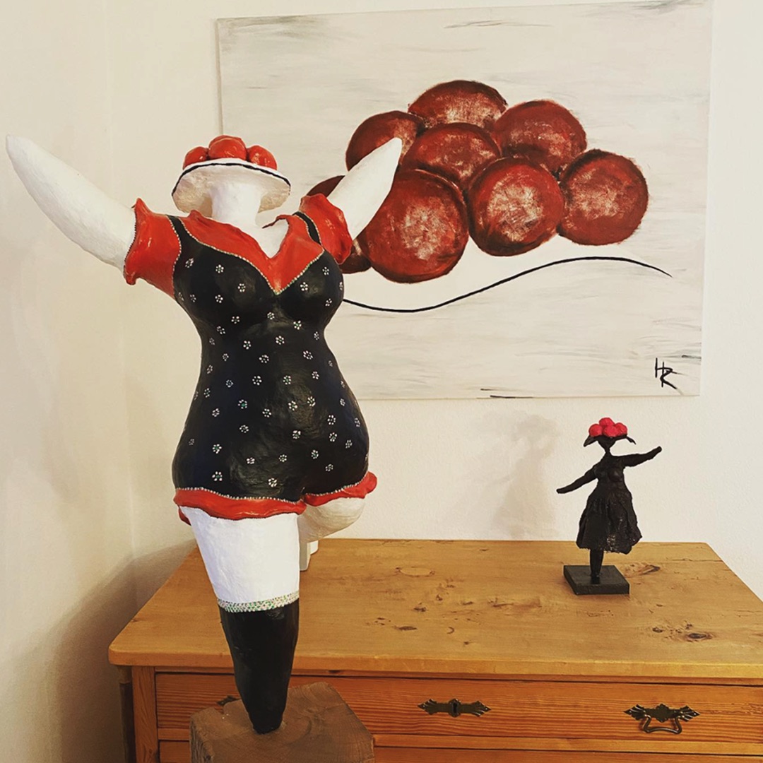 Nana-Figur mit Bollenhut aus dem Schwarzwald