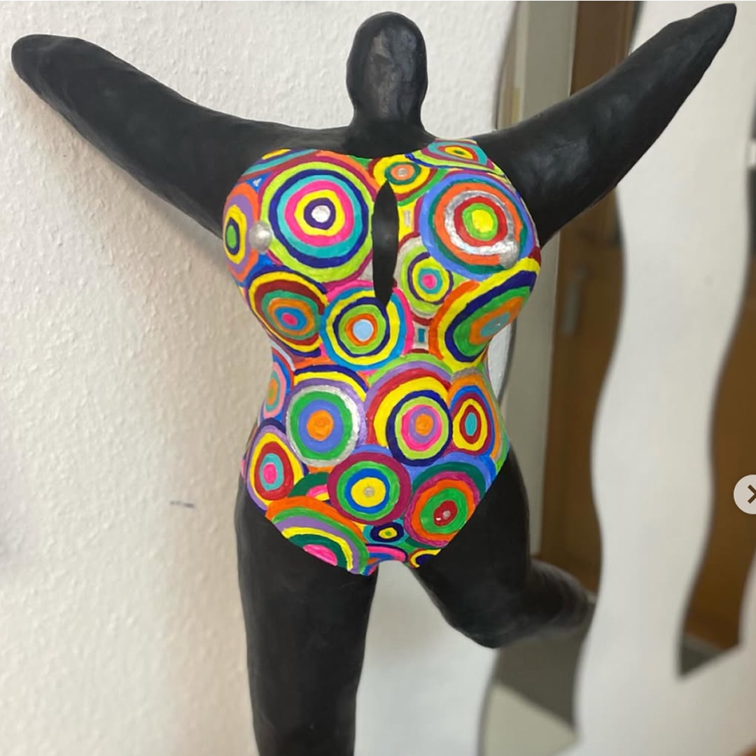 Nana-Figur mit bunten Kreisen bemalt