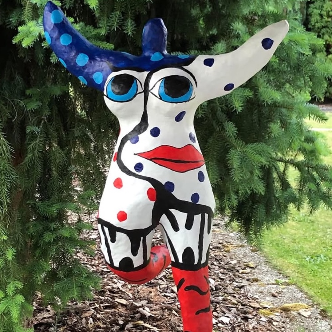 Bunte Nana-Figur mit Gesicht, blau-weiß-rot bemalt