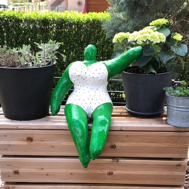 Nana-Figur grün gepunktet bemalt