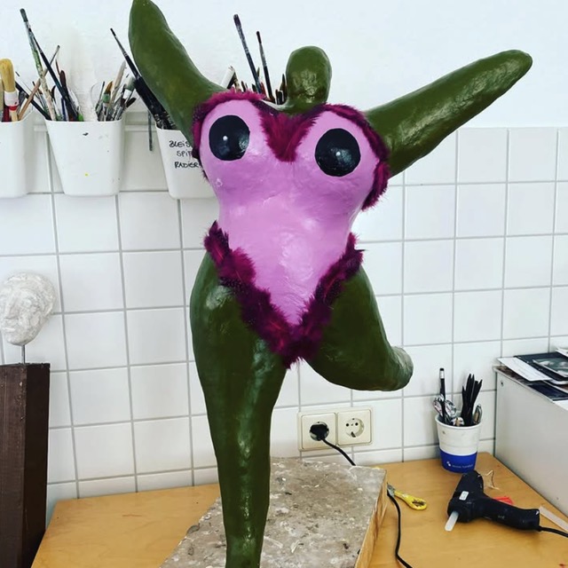 Nana-Figur mit rotem Tütü