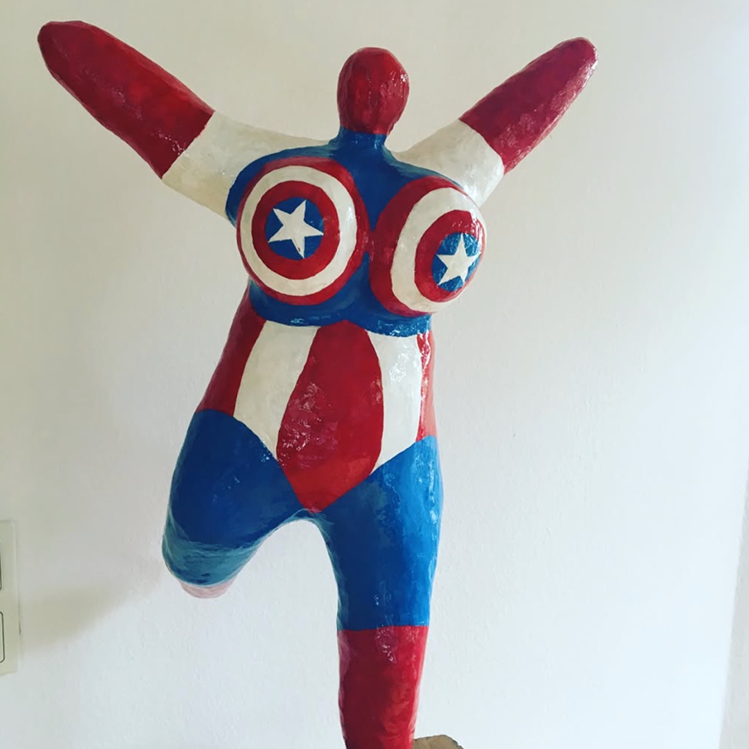 Nana-Figur in den Farben der USA-Flagge