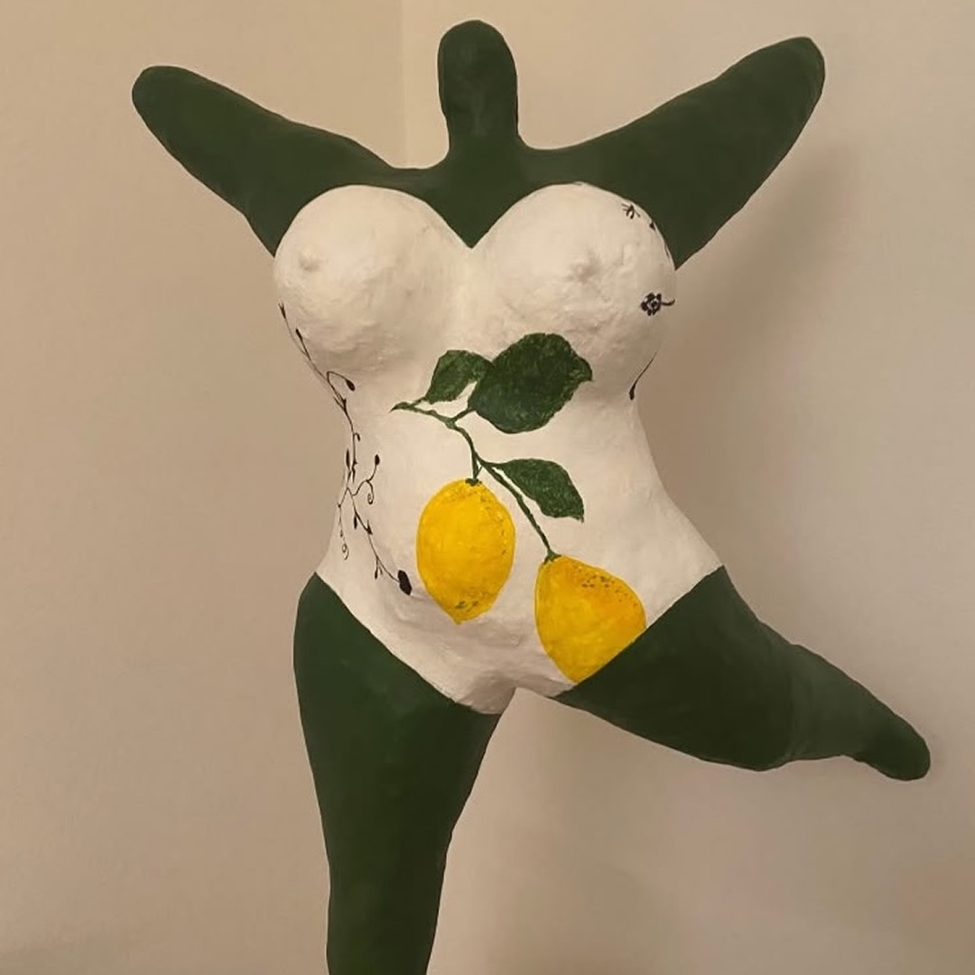 Nana-Figur mit Zitronen-Motiv