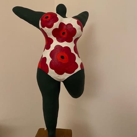 Nana mit Blumen-Motiv