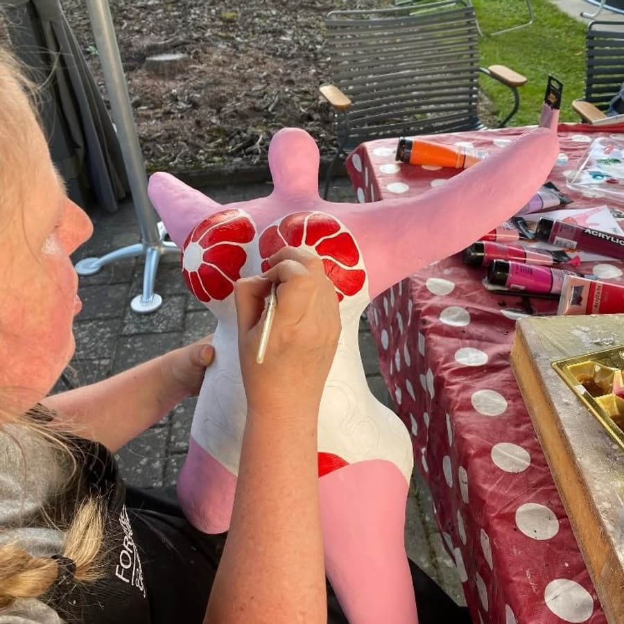 Bunte Nana wird bemalt