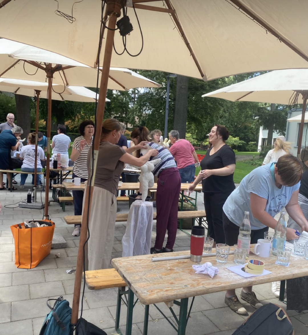 Überblick über das Fleurop Teamevent mit mehreren Nana-Figuren im Entstehen