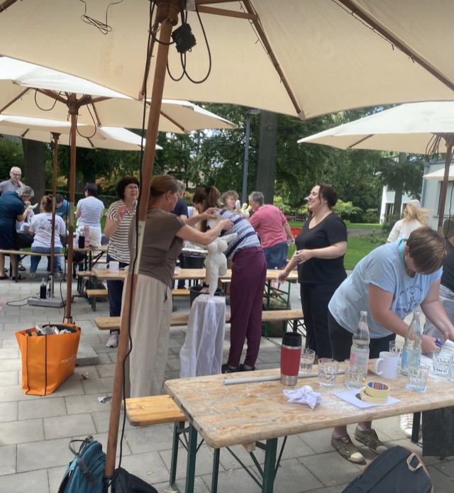 Überblick über das Fleurop Teamevent mit mehreren Nana-Figuren im Entstehen