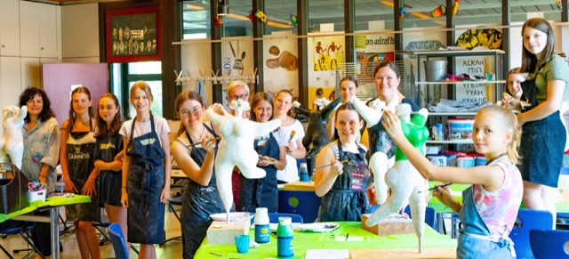 Gruppenfoto der Realschüler*innen mit ihren fertigen Nana-Figuren im Kunstraum