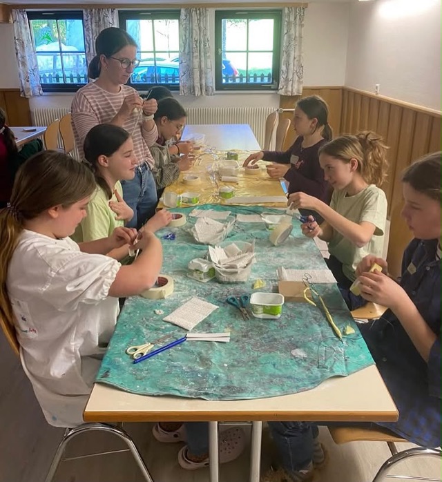 Schüler*innen arbeiten an filigranen Drahtfiguren im Klassenzimmer