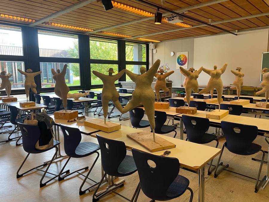 Fertige Nana-Rohlinge im Kunstunterricht der Realschule Wolfach